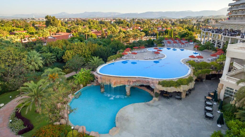 Starlight Resort baseins ar ainavu, kokos un kalniem fona