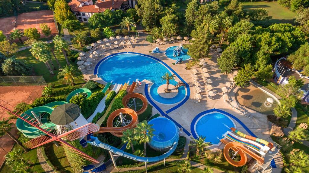 Starlight Resort izklaides baseins ar slidkalni un sauļošanās zonām
