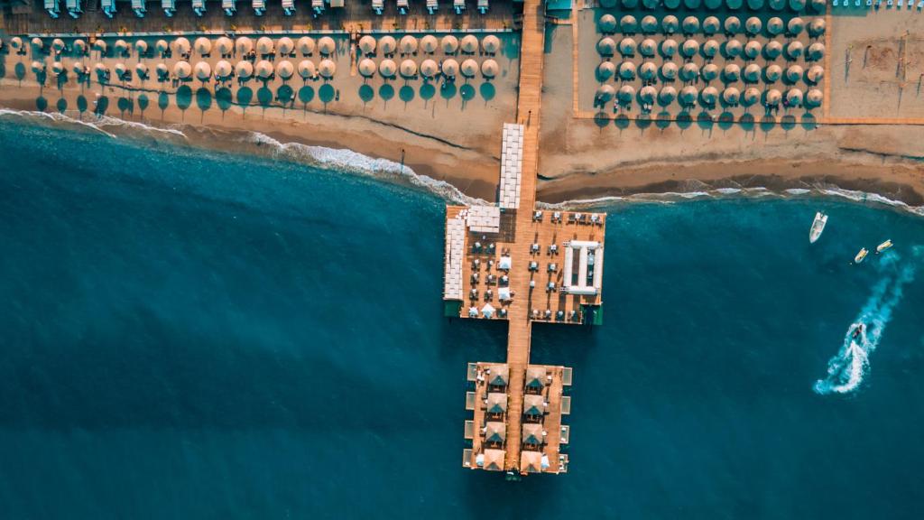 Skats uz Corendon Playa Kemer piestātni un pludmali piekrastē.