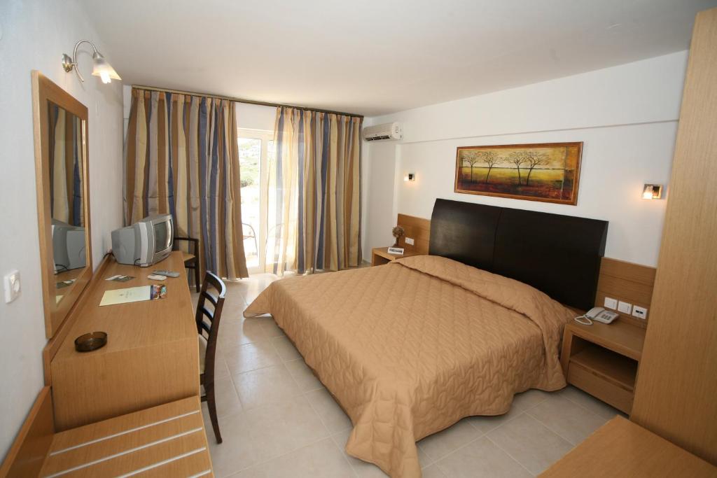 Mūsdienīgs numurs ar divguļamo gultu un balkonu Mediterraneo Hotel.