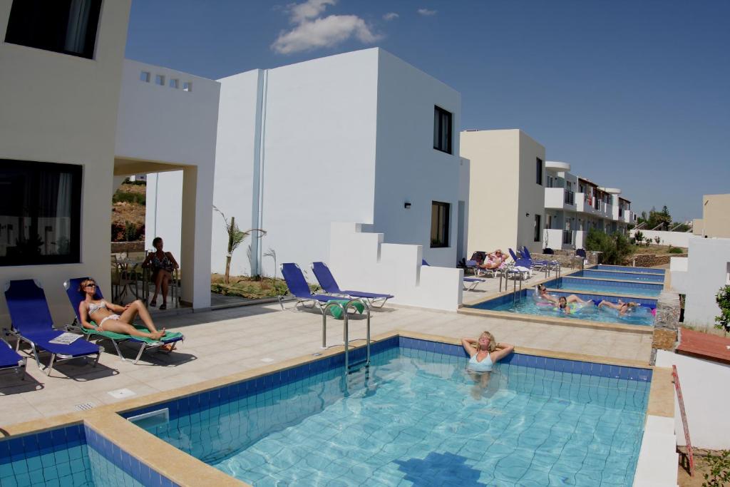 Mediterraneo Hotel viesnīcas peldbaseini un atpūtas zona