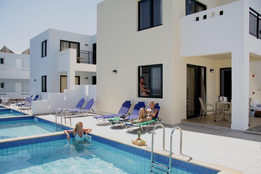 Mediterraneo Hotel viesi relaksējas pie baseina.