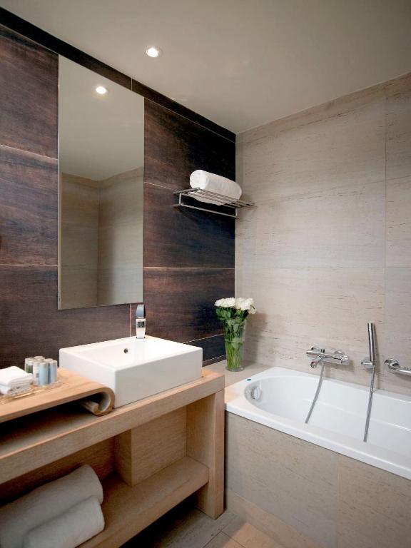 Moderns vannas istabas interjers Aquagrand Exclusive Deluxe Resort