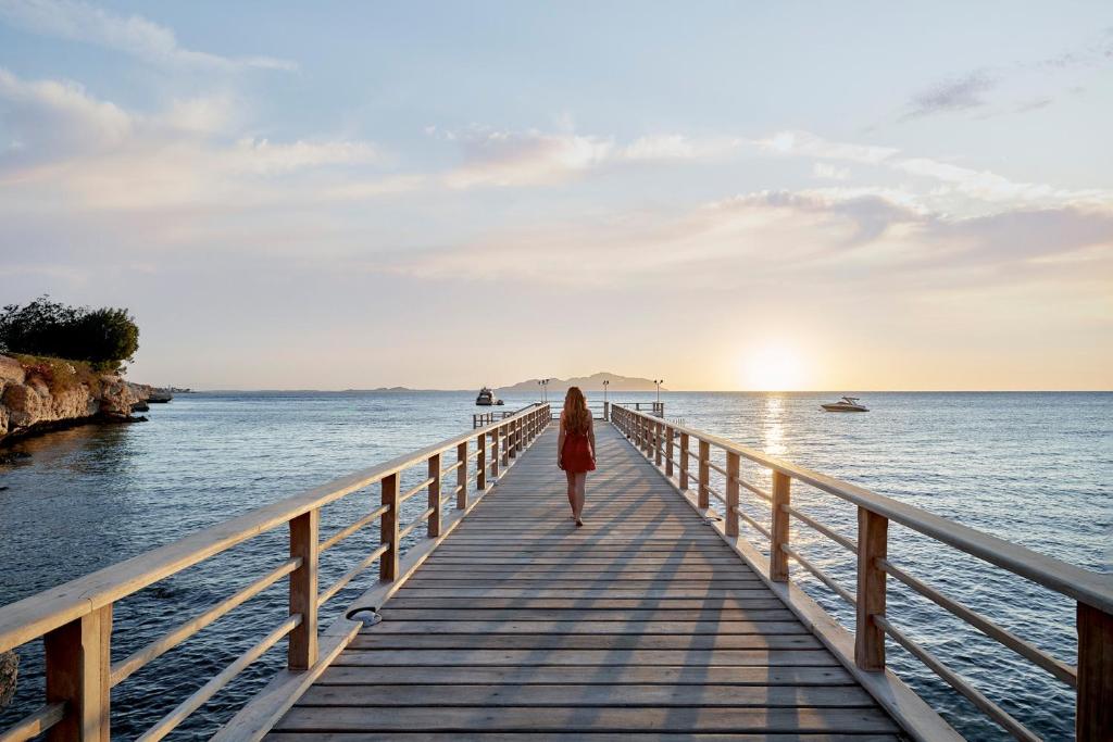 Four Seasons Resort Sharm El Sheikh koka mols un skats uz jūru saulrietā