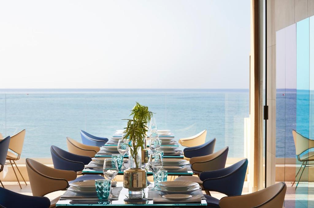 Skats uz jūras pusi no I-Resort Beach Hotel & Spa restorāna ar galdiem.