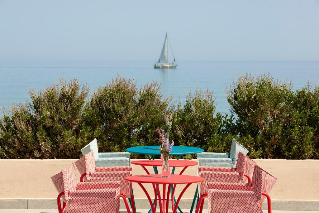 Krāsaini galdi un krēsli pie I-Resort Beach Hotel & Spa ar skatu uz jūru