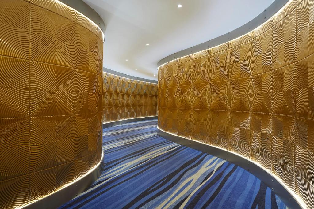 Eleganta zelta dekorācija I-Resort Beach Hotel & Spa gaitenī.