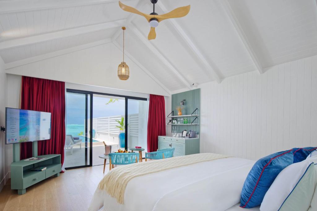 Mūsdienīga guļamistaba ar plašu skatu uz jūru, gaišām krāsām un elegantu interjeru, iekļaujot TV un nelielu bāru. Ideāla vieta atpūtai un relaksācijai.