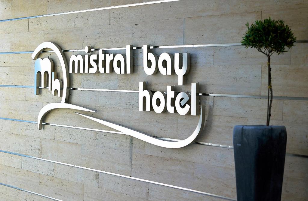 Viesnīcas Mistral Bay Hotel zīme uz sienas