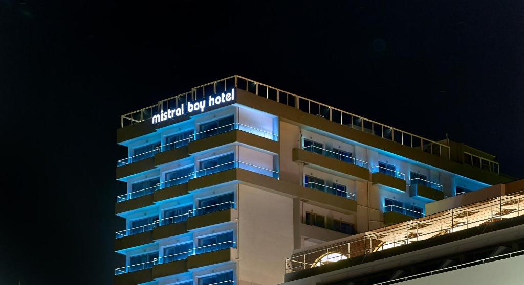 Mistral Bay Hotel nakts ainava ar apgaismojumu