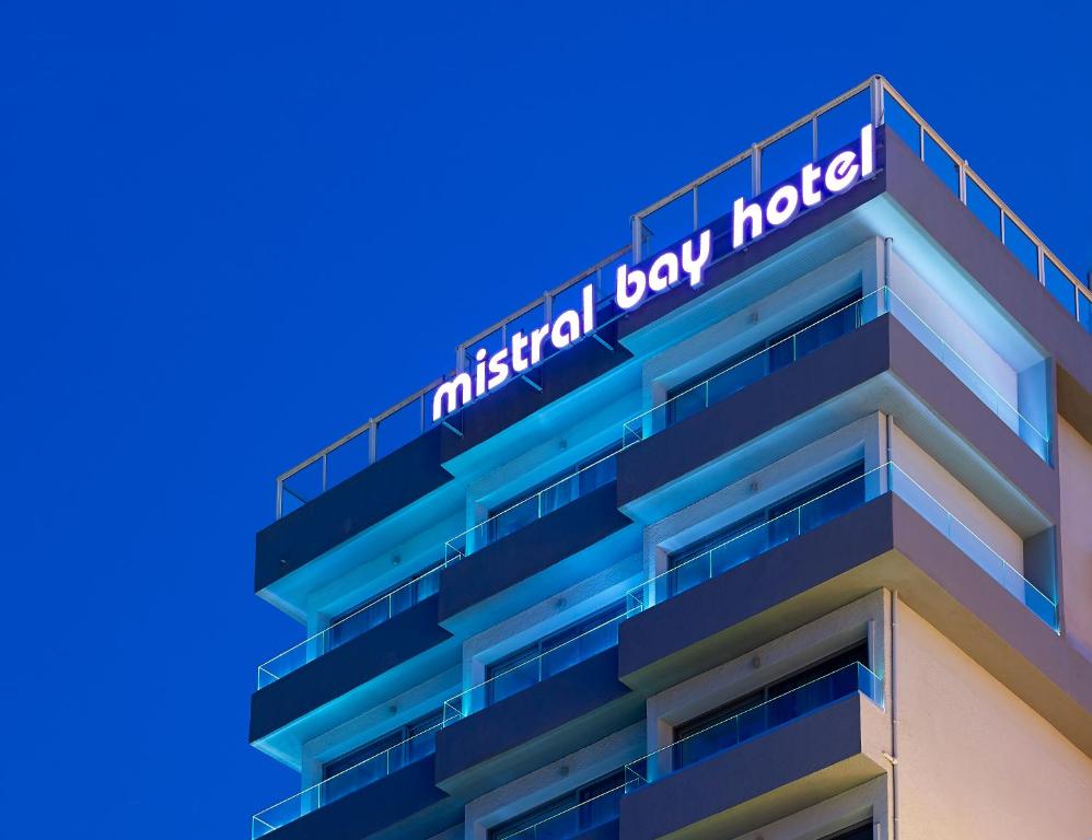 Mistral Bay Hotel nakts skats ar apgaismojumu