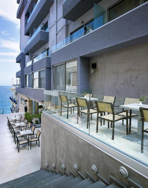 Mistral Bay Hotel terase ar skatu uz jūru