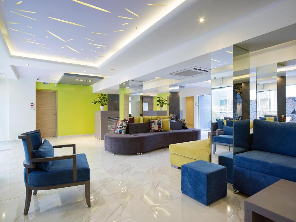 Mistral Bay Hotel stilīgs un moderns viesnīcas uzgaidāmā telpa ar komfortablu mēbelēm.