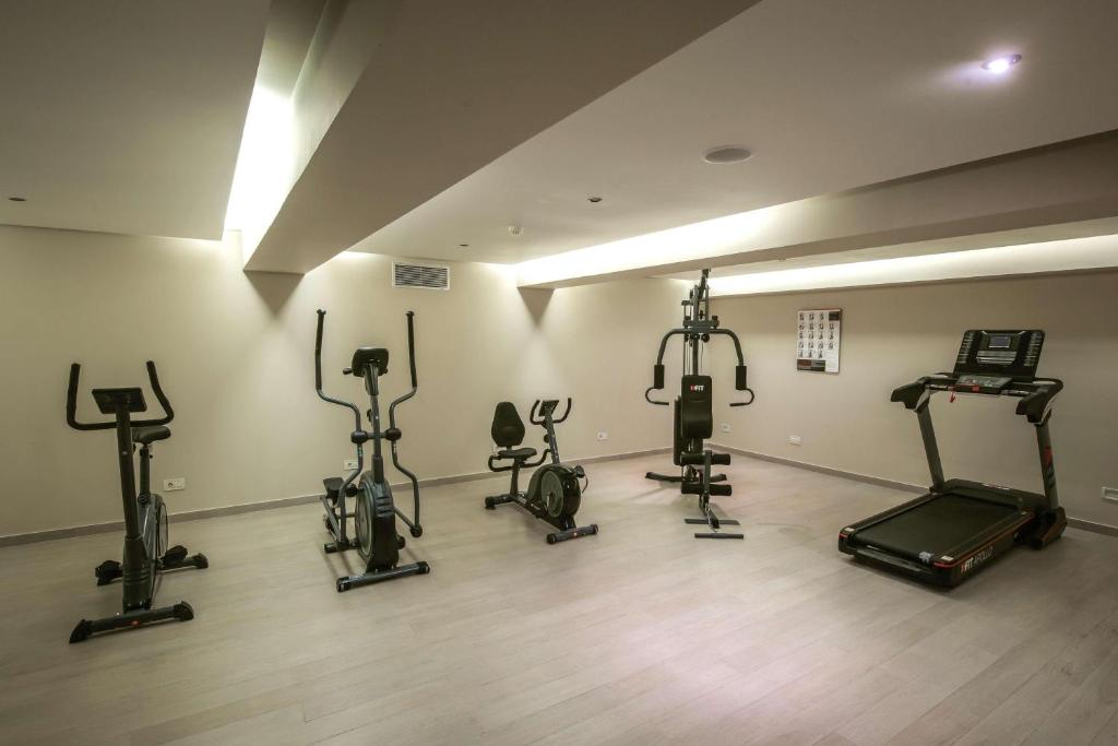 Mūsdienīgs trenažieru zāle I-Resort Beach Hotel & Spa ar dažādiem sporta aparātiem.