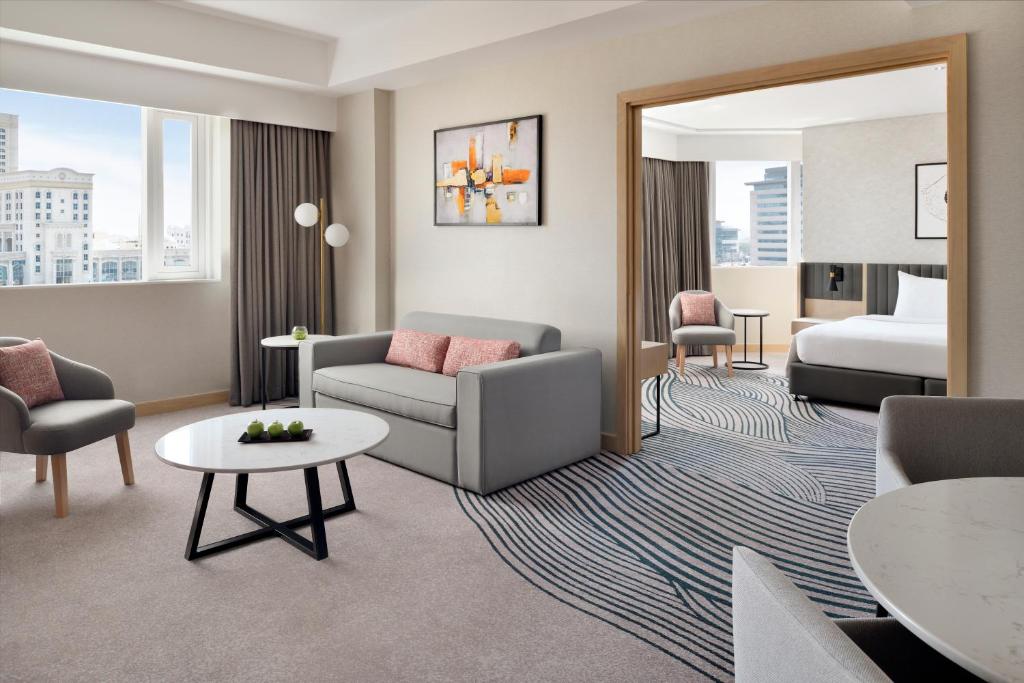 Plašs numurs viesnīcā Crowne Plaza Dubai Jumeirah ar modernu dizainu.