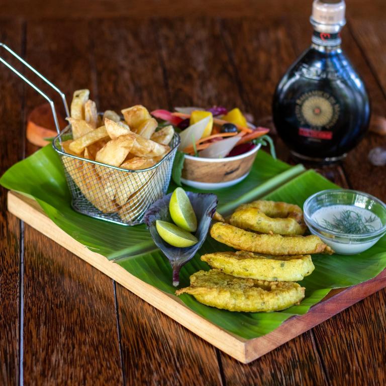 Garda maltīte The One Resort Zanzibar restorānā ar ceptām jūras veltēm.