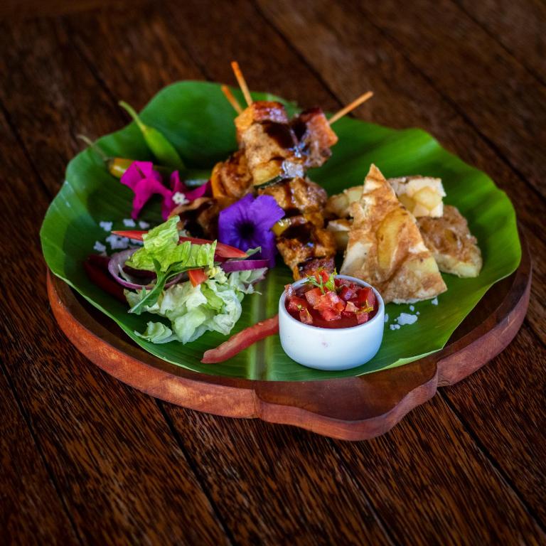 Garšīgs ēdiens viesnīcā The One Resort Zanzibar uz banānu lapas.