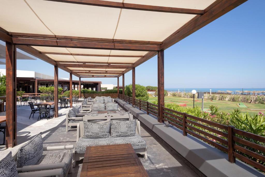 Sol Marina Beach Crete terase ar skatu uz jūru un komfortablām mēbelēm