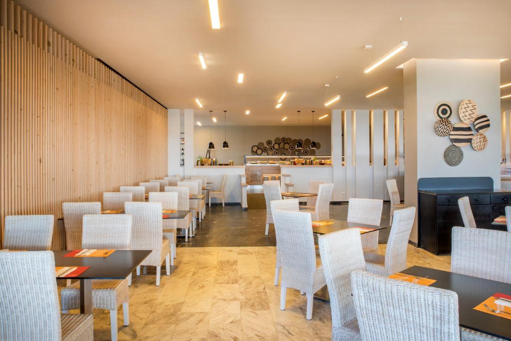Mūsdienīgs restorāns ar koka akcentiem Sol Marina Beach Crete