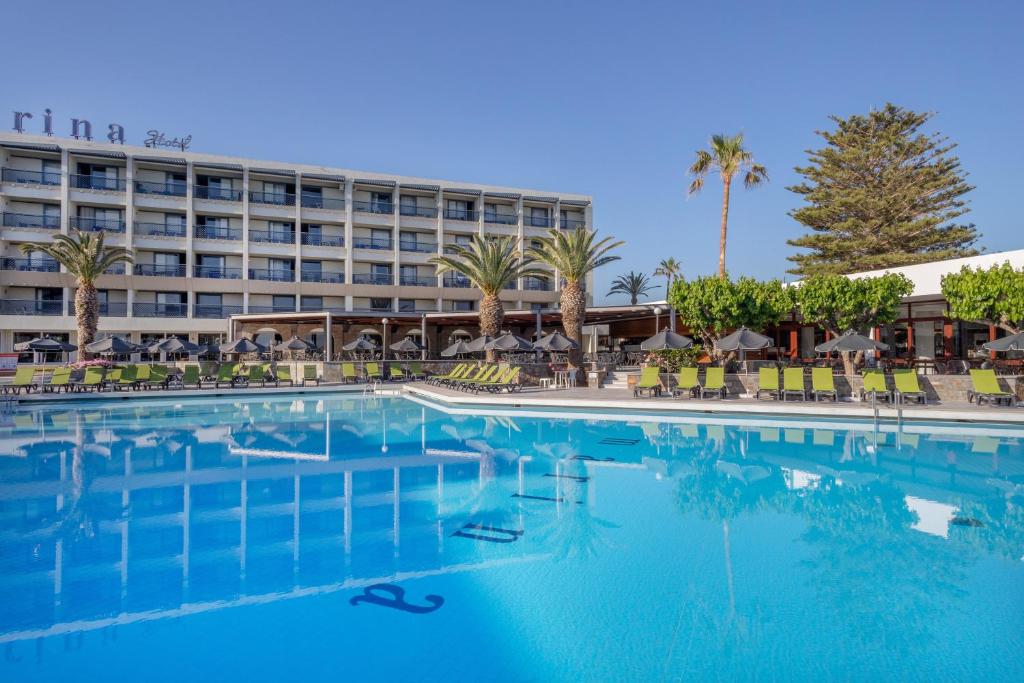 Sol Marina Beach Crete viesnīca ar baseinu un palmām