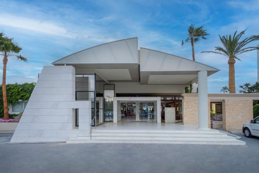 Sol Marina Beach Crete viesnīcas moderna ieeja ar palmām un ziediem