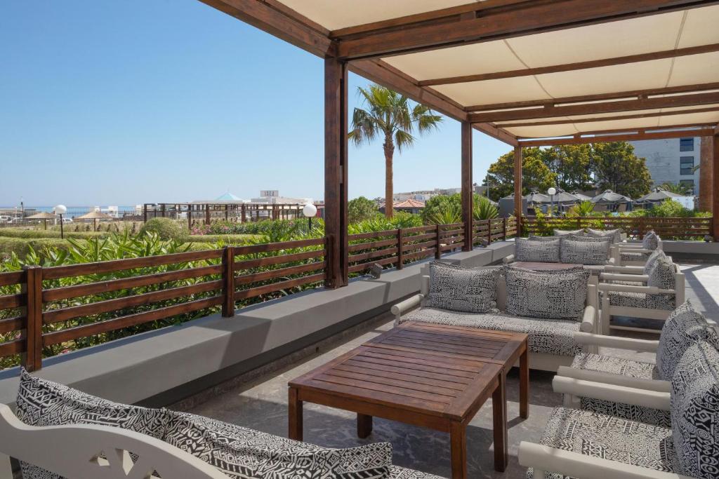 Terase pie Sol Marina Beach Crete ar ērtām mēbelēm un skatu uz dabu.