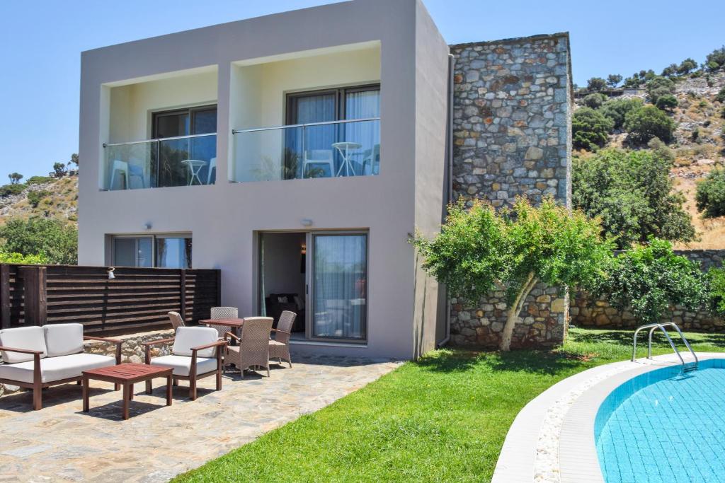 Moderns divstāvu mājoklis ar akmens sienu un balkoniem, apkārtne ar zālienu un baseinu. Ideāla vieta atpūtai un relaksācijai.