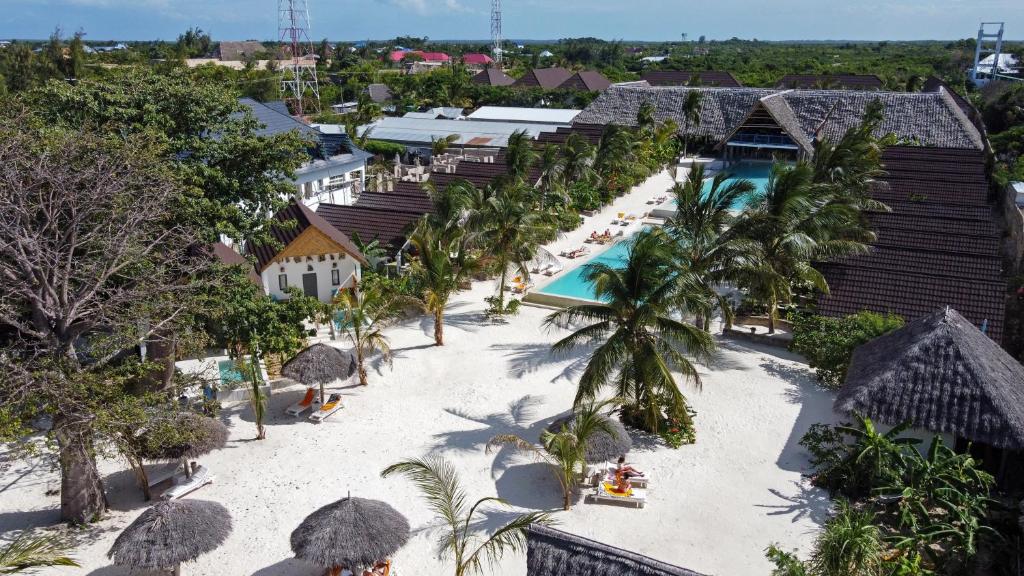 Fun Beach Zanzibar piekrastes skats ar baseinu un palmām.