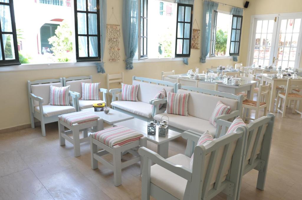 Gaiša un mājīga ēdamzāle ar baltām mēbelēm un krāsainiem spilveniem, kas rada relaksējošu atmosfēru. Labi apgaismota telpa ar lieliem logiem un elegantu dekoru.