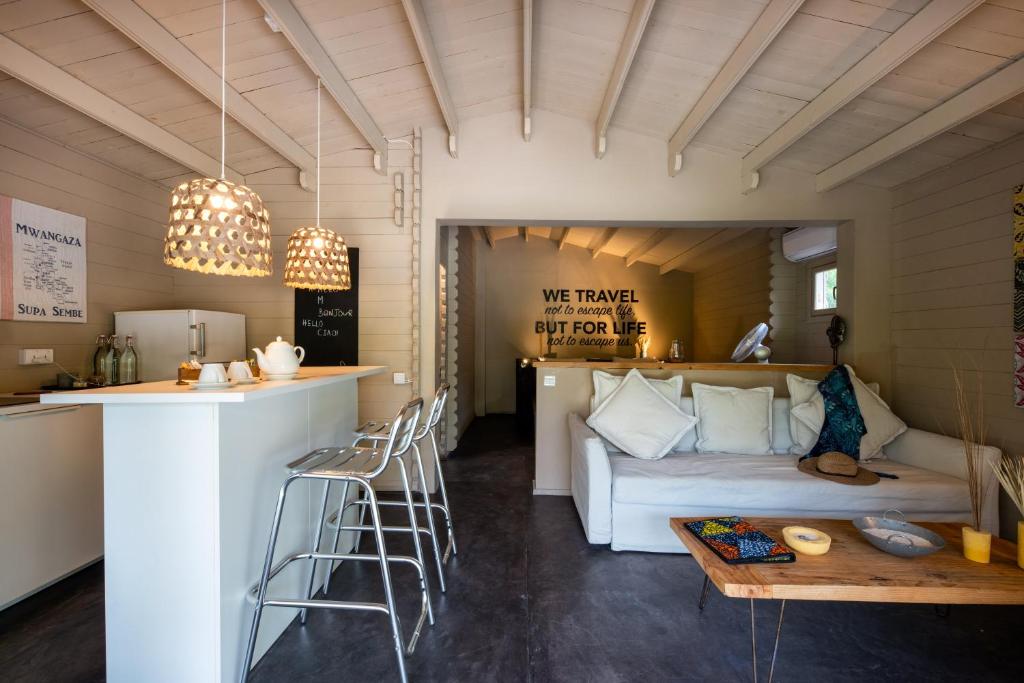 Stilīgs atpūtas numurs Mwezi Boutique Resort ar modernu dizainu.