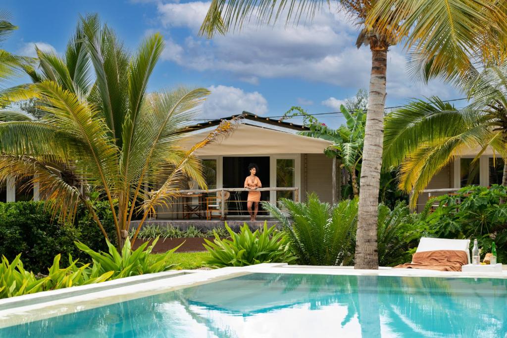 Mwezi Boutique Resort dārza numurs ar baseinu un palmām