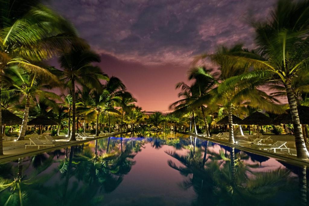 Nakts skats uz baseinu, Mwezi Boutique Resort