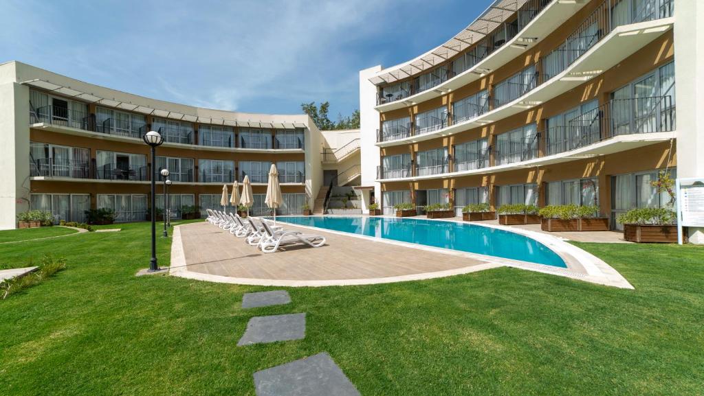 Duja Bodrum viesnīca ar baseinu un terasi piekrastē