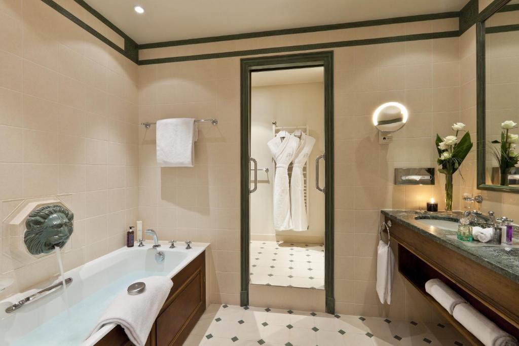 Vannas istaba ar vannu un elegantu interjeru, Hôtel Barrière Le Royal Deauville.
