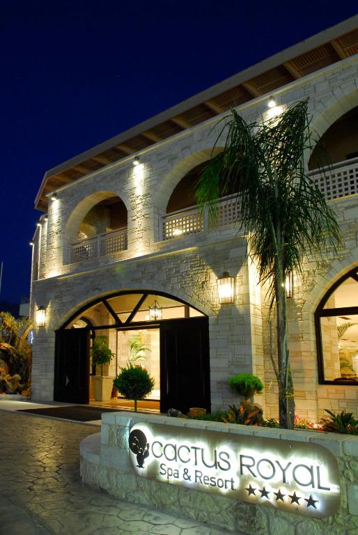 Cactus Royal Spa un Rezorts izceļas ar elegantu arhitektūru un izsmalcinātu apgaismojumu, radot viesmīlīgu atmosfēru naktī.