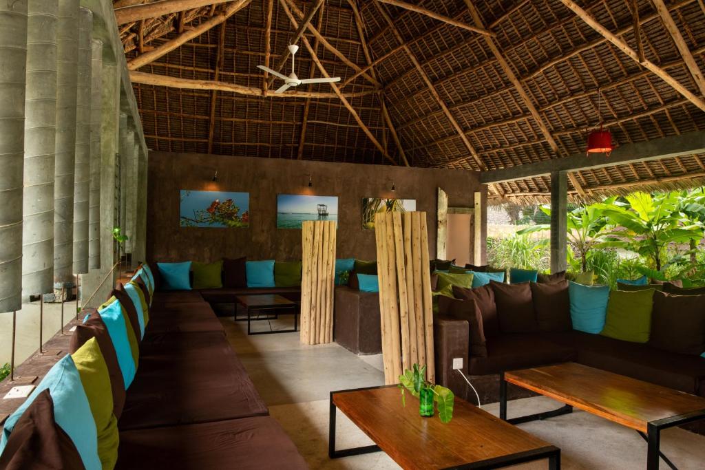 Fun Beach Zanzibar viesnīcas atpūtas zona ar tropisku interjeru.