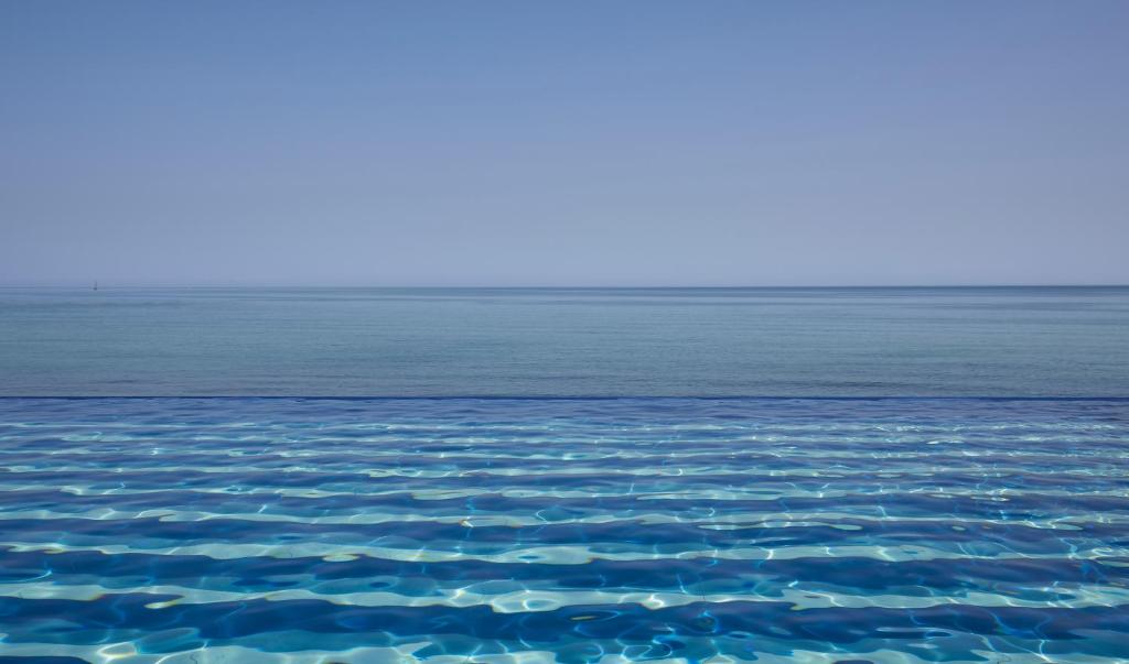 I-Resort Beach Hotel & Spa bezgalīgs baseins piekrastē