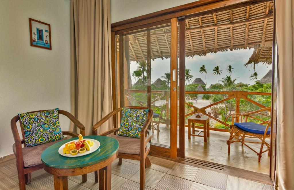 Zanzibar Queen numurs ar skatu uz tropu dārzu.