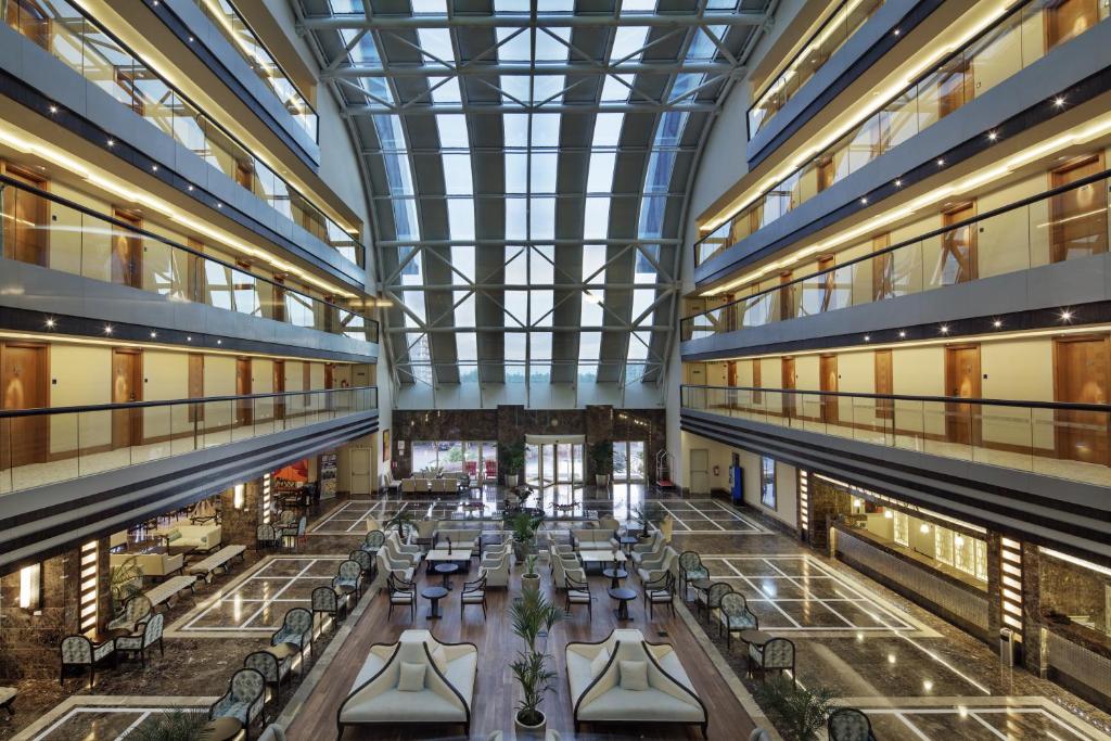 Liberty Hotels Lara plašs un mūsdienīgs vestibils ar stiklotu jumtu.