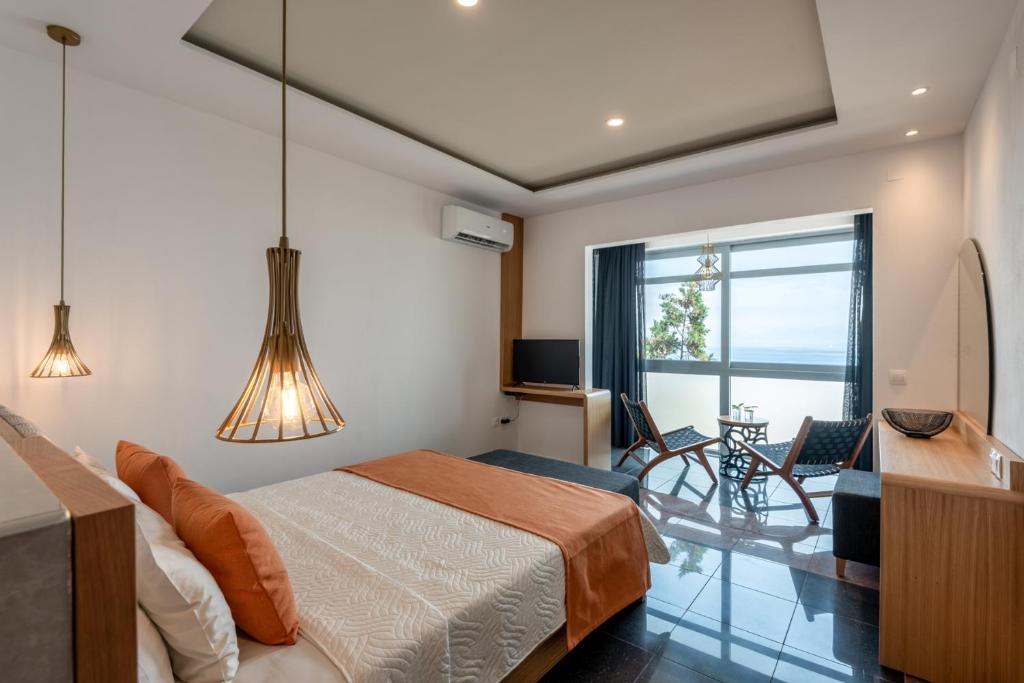 Modernais numurs Mediterraneo Hotel ar skatu uz piekrasti.