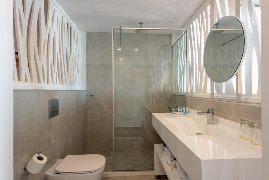 Mūsdienīgs vannas istabas interjers ar dušas kabīni un elegantu izskatu Mediterraneo Hotel