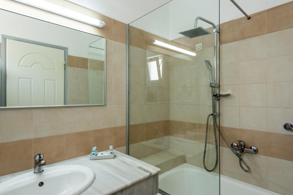 Mūsdienīgs vannas istabas dizains ar stikla dušu un lielu spoguli, Mediterraneo Hotel.