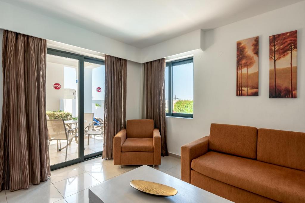 Mūsdienīgs viesnīcas numurs ar dīvānu un logiem, Mediterraneo Hotel