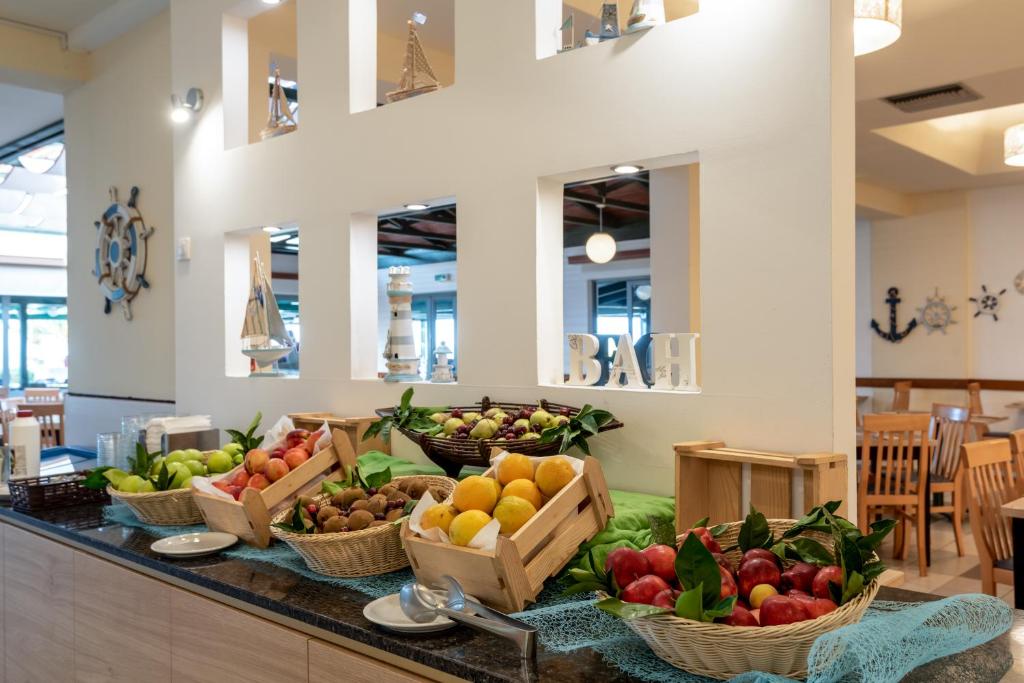 Svaigu augļu bufete Mediterraneo Hotel, iekārtota ar koka groziem.
