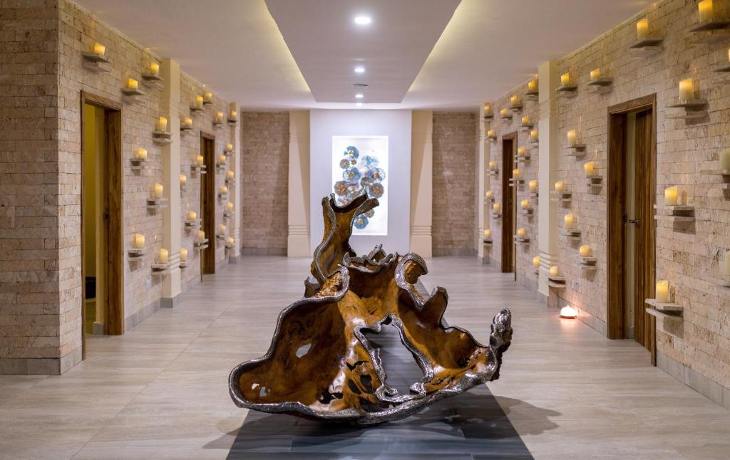 Royal Zanzibar Beach Resort elegants interjera dizains ar sveču gaismām