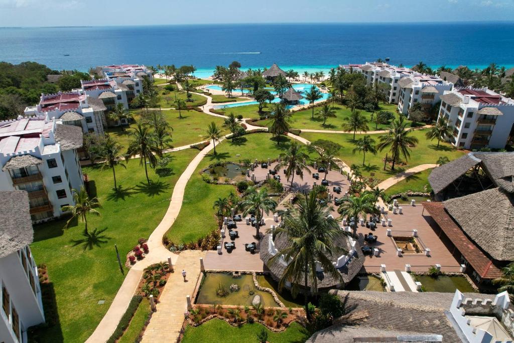 Royal Zanzibar Beach Resort skats uz dārzu un baseinu piekrastē