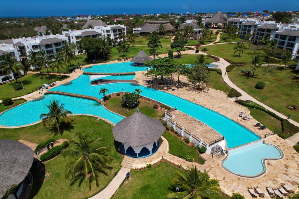 Royal Zanzibar Beach Resort baseins un dārzi tropiskā vidē