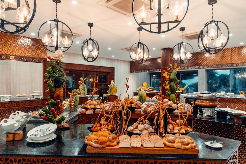 Royal Zanzibar Beach Resort bufete ar dažādiem konditorejas izstrādājumiem