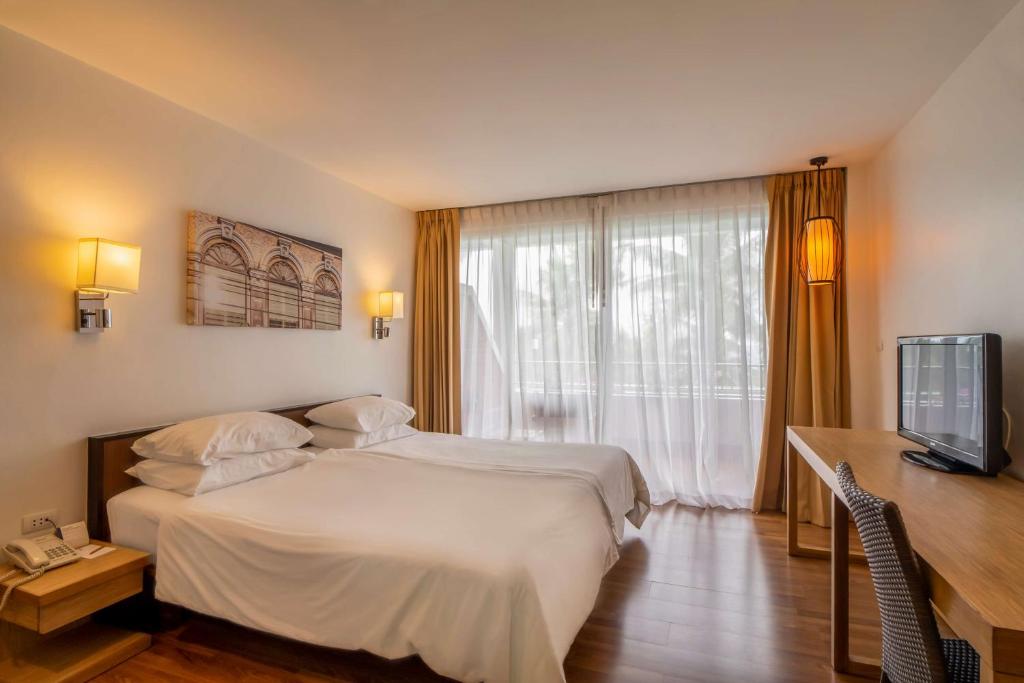 Mūsdienīgs viesnīcas numurs ar divguļamo gultu, rakstāmgaldu un televizoru, plašiem logiem, caur kuriem ieplūst dabiska gaisma. Interjers ir vienkāršs un elegants, radot mājīgu atmosfēru.