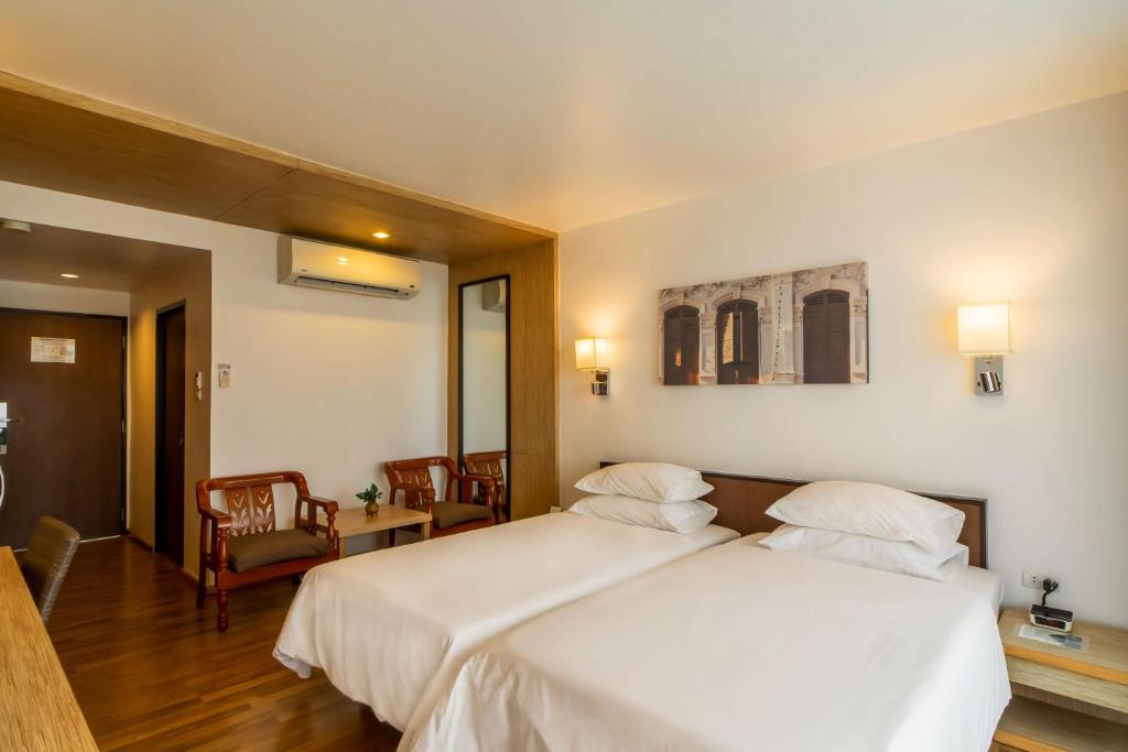 Mūsdienīgs viesnīcas numurs ar divām atsevišķām gultām, koka grīdu un komfortablām mēbelēm, kas rada patīkamu atmosfēru. Numurā ir gaisa kondicionētājs un mākslas darbs uz sienas.